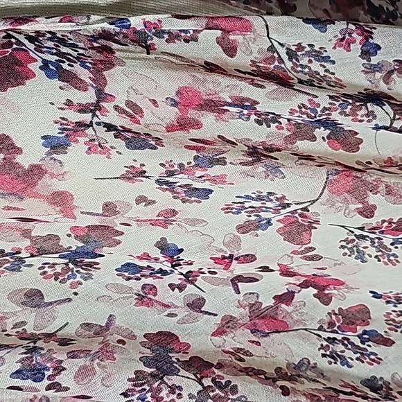 Candor floral with crochet trim shawl. Pinks,‎ purple and burgundy. - Picture 2 of 6